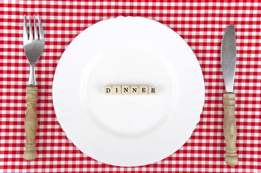 Подбери к слову обедать. Ужин надпись. Тарелка с надписью еда. Тарелка с надписью ужин. Dinner Plate тарелки с надписями.